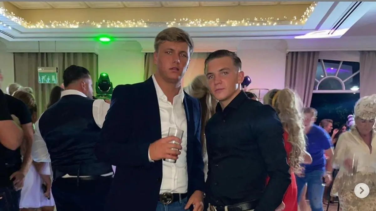 Profi-Boxer Dennis McCann postete dieses Bild, das ihn und Johnboy auf einer Party zeigt.