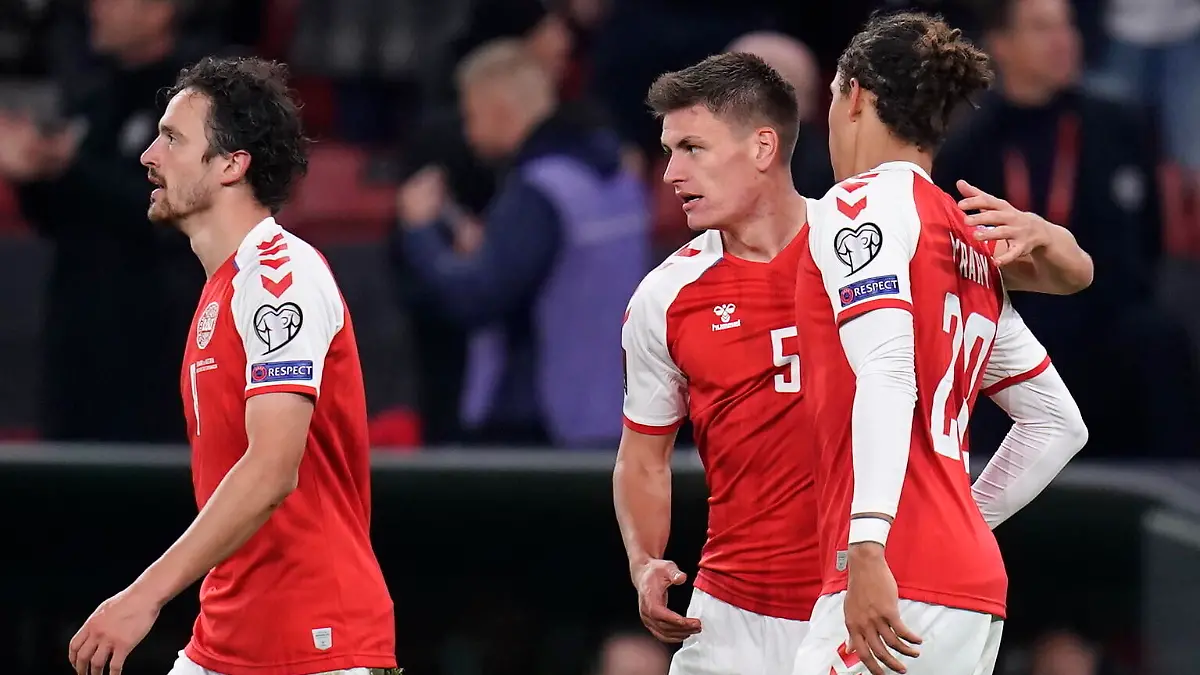 12.10.2021, Dänemark, Kopenhagen: Fußball: WM-Qualifikation Europa, Gruppenphase, Gruppe F, 8. Spieltag, Dänemark - Österreich. Dänemarks Joakim Maehle (M) jubelt mit seinen Teamkollegen Thomas Delaney (l) und Yussuf Poulsen über sein Tor zum 1:0. Foto: Liselotte Sabroe/Ritzau Scanpix/AP/dpa +++ dpa-Bildfunk +++