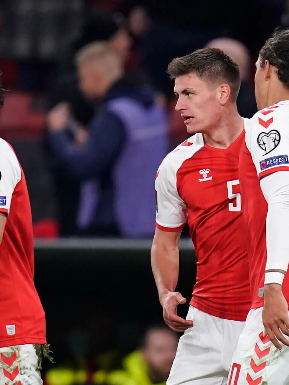 12.10.2021, Dänemark, Kopenhagen: Fußball: WM-Qualifikation Europa, Gruppenphase, Gruppe F, 8. Spieltag, Dänemark - Österreich. Dänemarks Joakim Maehle (M) jubelt mit seinen Teamkollegen Thomas Delaney (l) und Yussuf Poulsen über sein Tor zum 1:0. Foto: Liselotte Sabroe/Ritzau Scanpix/AP/dpa +++ dpa-Bildfunk +++