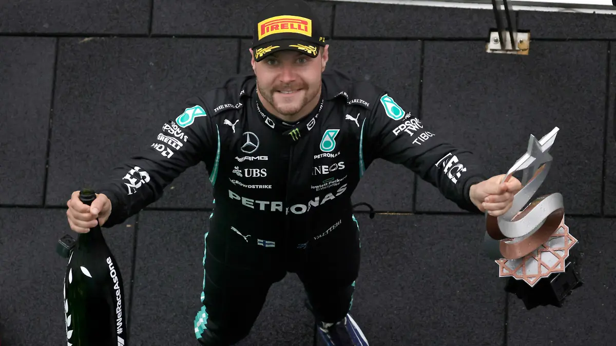 Sport Bilder des Tages Formula 1 2021: Turkish GP ISTANBUL PARK, TURKEY - OCTOBER 10: Valtteri Bottas, Mercedes, 1st position, with his trophy and Champagne during the Turkish GP at Istanbul Park on Sunday October 10, 2021, Turkey. Photo by Glenn Dunbar / LAT Images Images PUBLICATIONxINxGERxSUIxAUTxHUNxONLY GP2116_125425_J5A0761