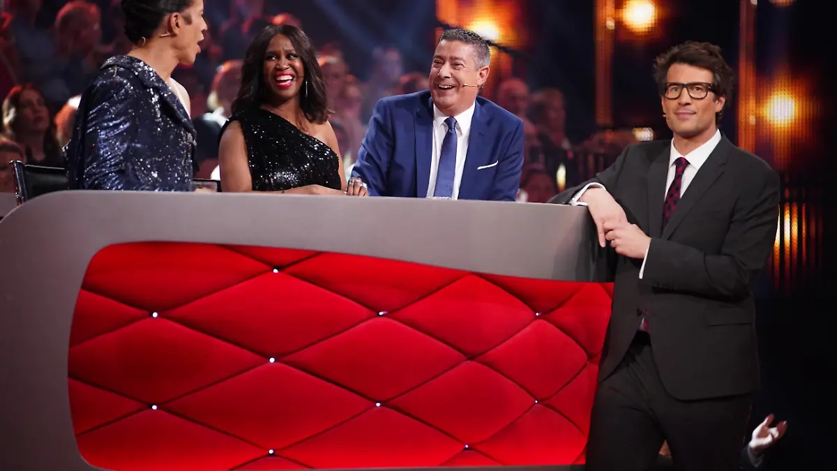 Die Jury: Jorge González (l.), Motsi Mabuse und Joachim Llambi mit Moderator Daniel Hartwich (r.).
Verwendung der Bilder für Online-Medien ausschließlich mit folgender Verlinkung: "Alle Infos zu "Let´s Dance" im Special bei RTL.de: https://www.rtl.de/cms/sendungen/lets-dance.html