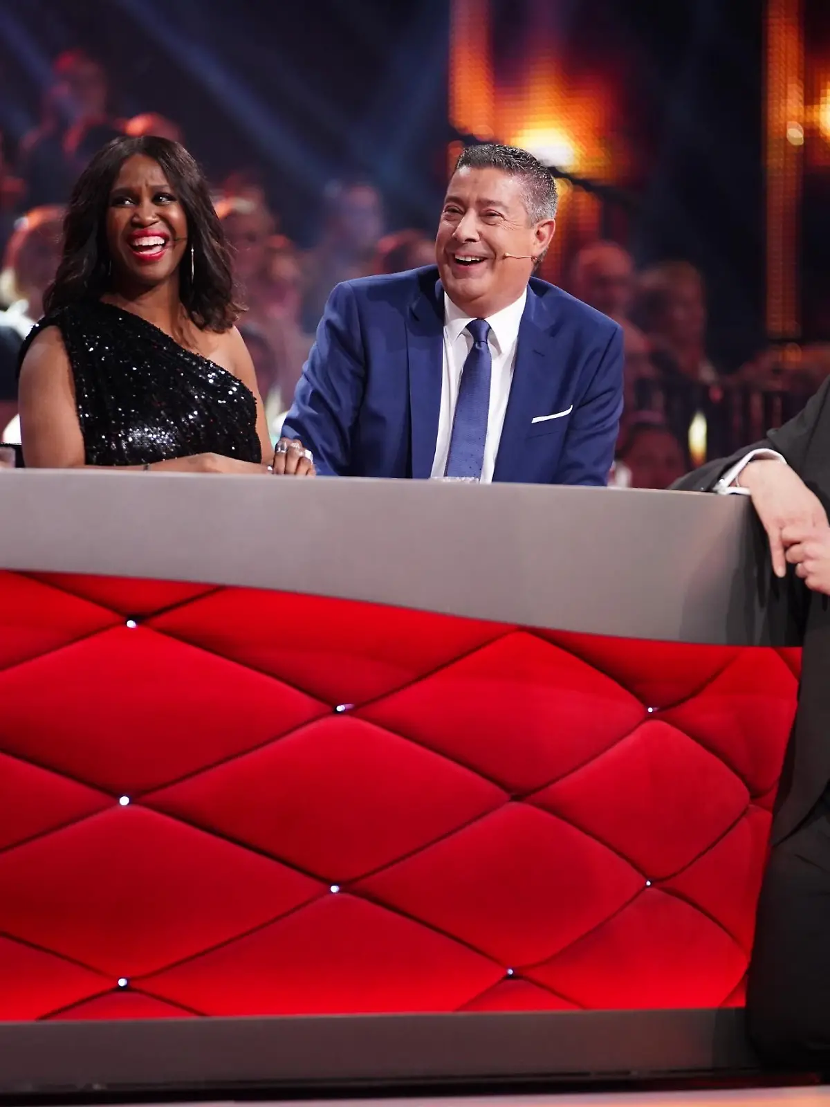  Die Jury: Jorge González (l.), Motsi Mabuse und Joachim Llambi mit Moderator Daniel Hartwich (r.). 

Verwendung der Bilder für Online-Medien ausschließlich mit folgender Verlinkung: "Alle Infos zu "Let´s Dance" im Special bei RTL.de: https://www.rtl.de/cms/sendungen/lets-dance.html
