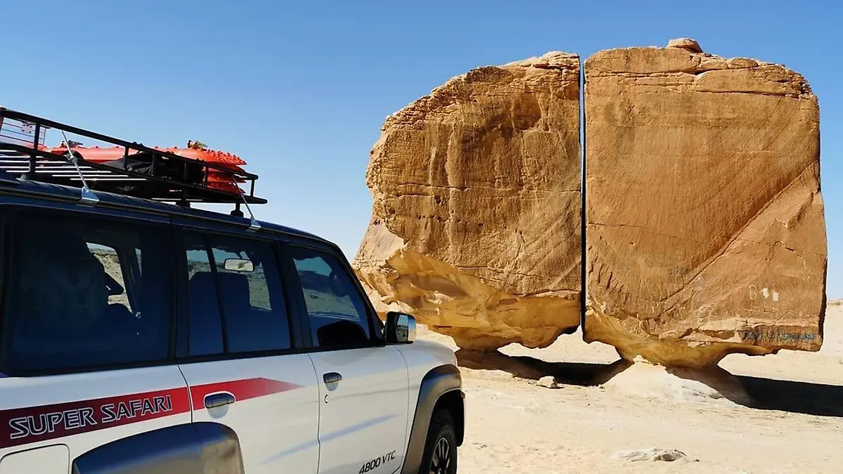 Im Artikel spekulieren wir über einen Felsen in Saudia-Arabien - es scheint nämlich so, als ob dieser in der Mitte mit einem Laser zerschnitten wurde. Waren hier etwa Aliens am Werk? :lächeln:
Für den Teaser würde ich dich bitten einen Ausschnitt dieser Spalte (mit einer Lupe?) zu vergrößern.