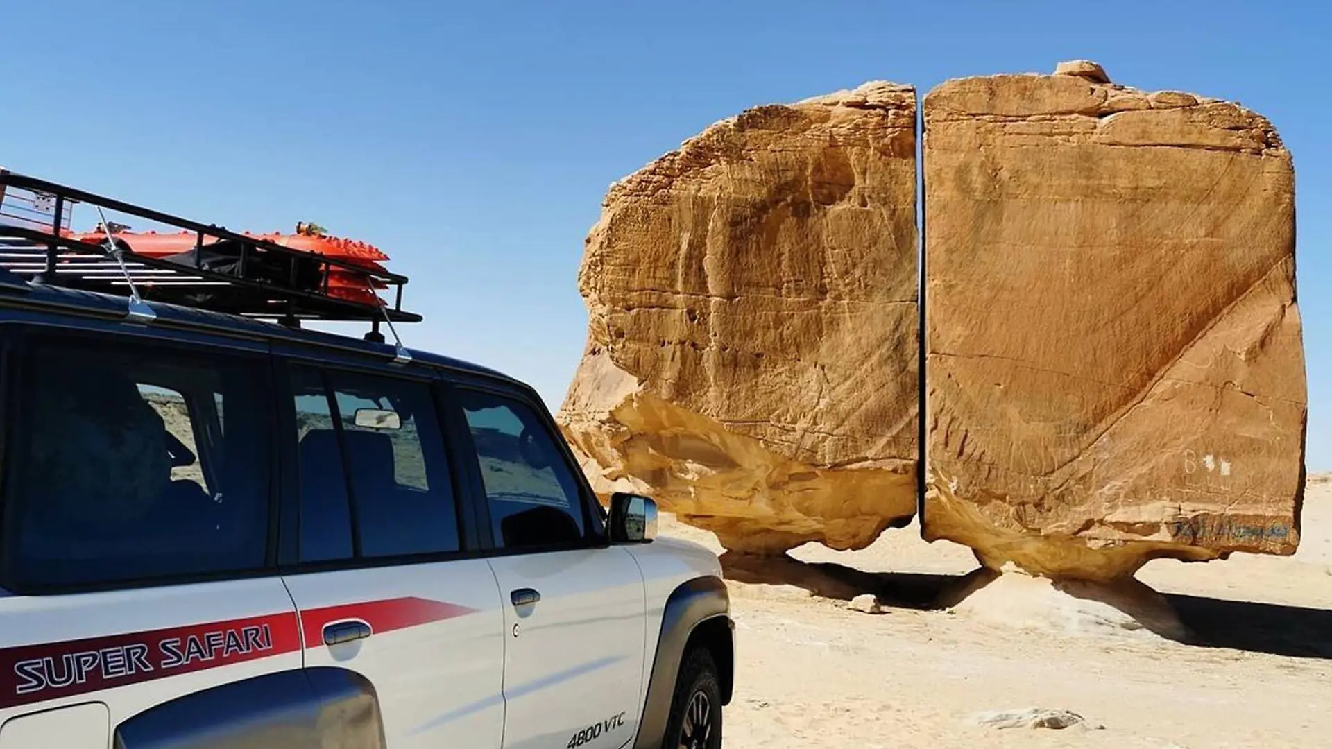 Im Artikel spekulieren wir über einen Felsen in Saudia-Arabien - es scheint nämlich so, als ob dieser in der Mitte mit einem Laser zerschnitten wurde. Waren hier etwa Aliens am Werk? :lächeln:
Für den Teaser würde ich dich bitten einen Ausschnitt dieser Spalte (mit einer Lupe?) zu vergrößern.