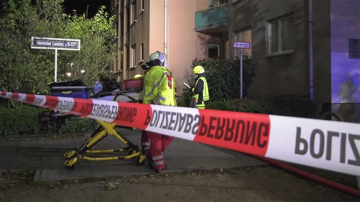 Berufsfeuerwehr, Freiwillige Feuerwehr Sachsenhausen sowie der Rettungsdienst waren mit rund 50 Einsatzkräften vor Ort.