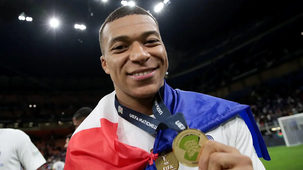  MILAN, ITALY - OCTOBER 10: Kylian Mbappe of France celebrates with their winners medal following the UEFA Nations League 2021 Final match between Spain and France at San Siro Stadium on October 10, 2021 in Milan, Italy. Photo by Emilio Andreoli - UEFA/UEFA via Getty Images/Insidefoto/Insidefoto insidefoto