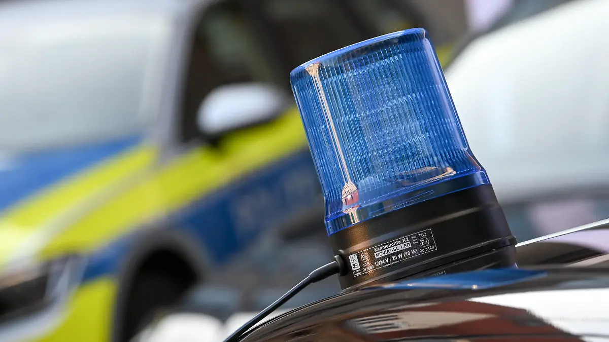 05.11.2020, Sachsen, Zwickau: Ein Blaulicht ist auf dem Dach eines zivilen Einsatzfahrzeuges der Polizei zu sehen. Volkswagen Sachsen und die sächsische Polizei haben einen Kooperationsvertrag über die zukünftige Zusammenarbeit geschlossen. Die Polizei kann künftig aktuelle Fahrzeuggenerationen von VW intensiv in der Praxis erproben. Im Gegenzug erhält der Automobilhersteller Erkenntnisse bei der Entwicklung polizeilicher Sonderfahrzeuge. Foto: Hendrik Schmidt/dpa-Zentralbild/dpa +++ dpa-Bildfunk +++