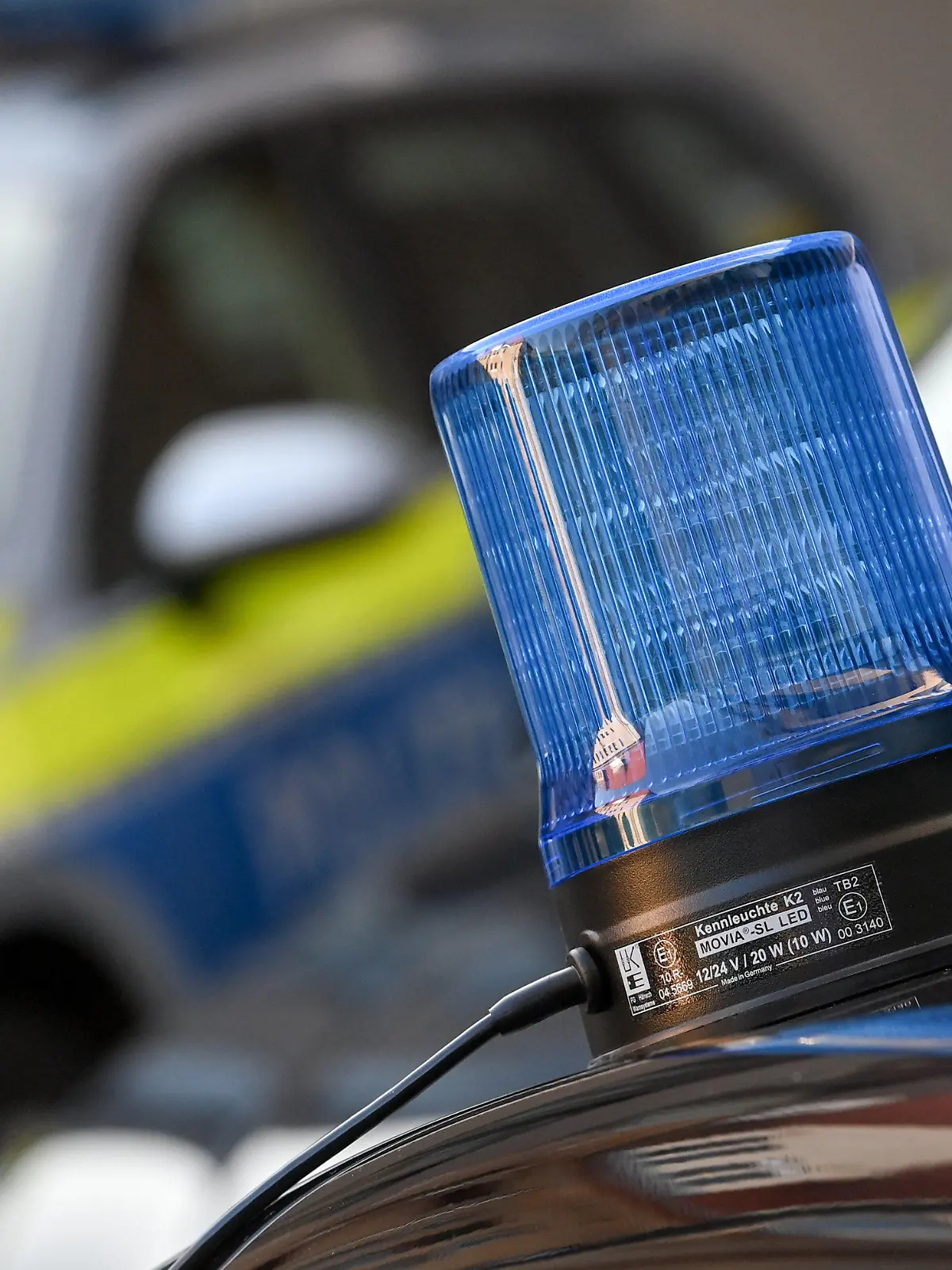 05.11.2020, Sachsen, Zwickau: Ein Blaulicht ist auf dem Dach eines zivilen Einsatzfahrzeuges der Polizei zu sehen. Volkswagen Sachsen und die sächsische Polizei haben einen Kooperationsvertrag über die zukünftige Zusammenarbeit geschlossen. Die Polizei kann künftig aktuelle Fahrzeuggenerationen von VW intensiv in der Praxis erproben. Im Gegenzug erhält der Automobilhersteller Erkenntnisse bei der Entwicklung polizeilicher Sonderfahrzeuge. Foto: Hendrik Schmidt/dpa-Zentralbild/dpa +++ dpa-Bildfunk +++