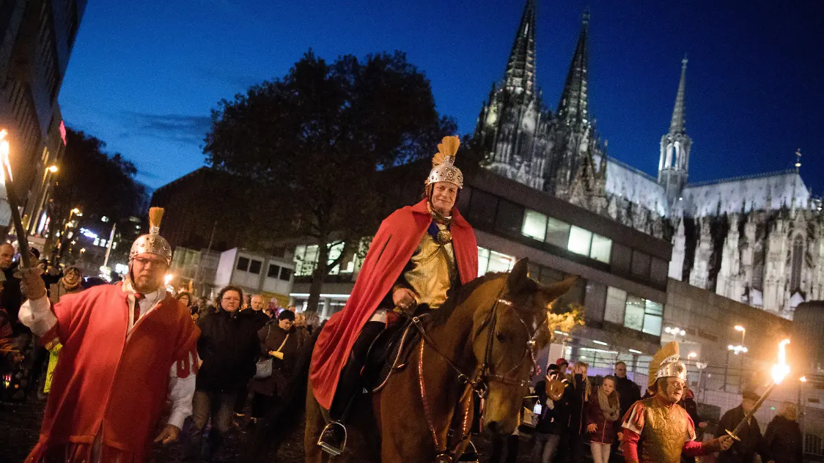 ARCHIV - 10.11.2017, Nordrhein-Westfalen, Köln: Der "Heilige Sankt Martin" reitet bei einem Martinszug am Dom vorbei. Martinsumzüge dürfen auch in diesem Jahr in Nordrhein-Westfalen trotz steigender Corona-Infektionszahlen durch die Straßen ziehen. Allerdings gelten Personenbeschränkungen und Abstandsgebote. Das stellte das Gesundheitsministerium auf Anfrage der Deutschen Presse-Agentur in Düsseldorf klar. Foto: picture alliance / Rolf Vennenbernd/dpa +++ dpa-Bildfunk +++