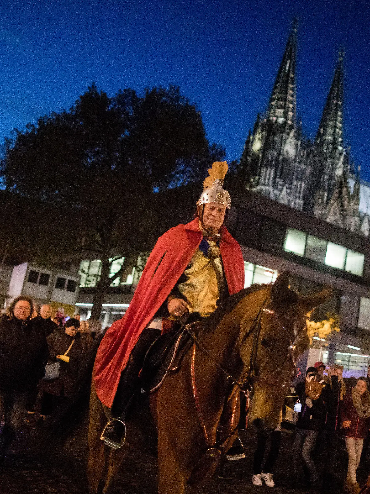 ARCHIV - 10.11.2017, Nordrhein-Westfalen, Köln: Der "Heilige Sankt Martin" reitet bei einem Martinszug am Dom vorbei. Martinsumzüge dürfen auch in diesem Jahr in Nordrhein-Westfalen trotz steigender Corona-Infektionszahlen durch die Straßen ziehen. Allerdings gelten Personenbeschränkungen und Abstandsgebote. Das stellte das Gesundheitsministerium auf Anfrage der Deutschen Presse-Agentur in Düsseldorf klar. Foto: picture alliance / Rolf Vennenbernd/dpa +++ dpa-Bildfunk +++