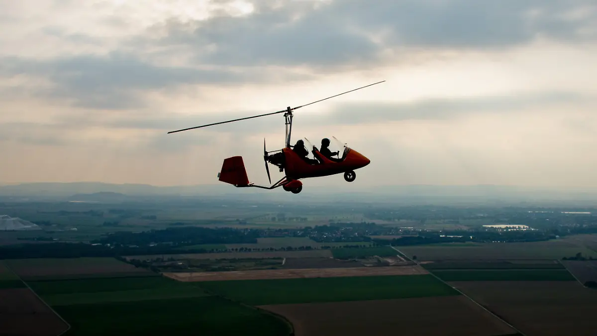 Ein Ultraleichtflugzeug Gyrocopter fliegt am 04.09.2014 über Felder nördlich von Hildesheim (Niedersachsen) (Luftaufnahme). Foto: Julian Stratenschulte/dpa ++