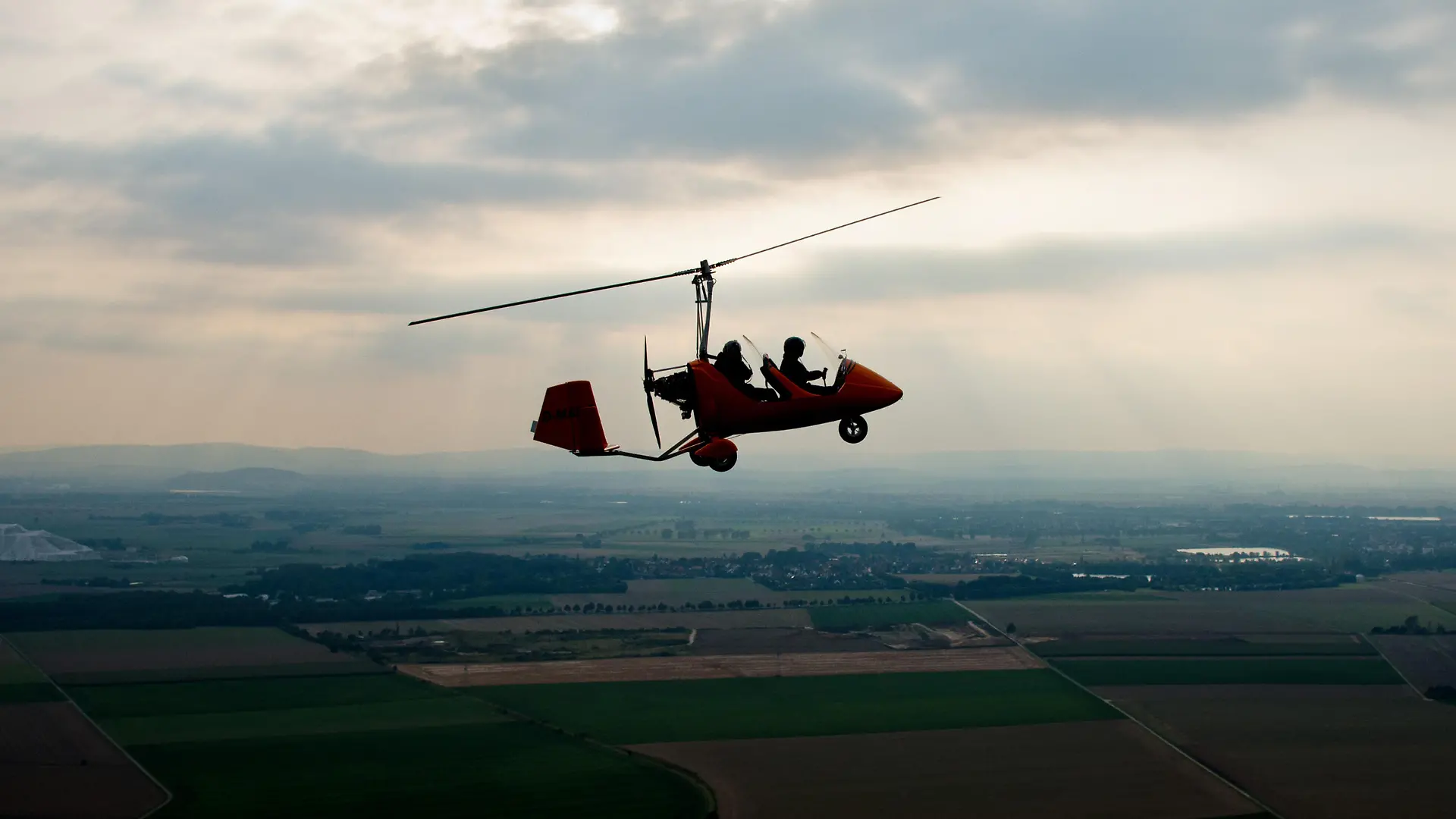 Ein Ultraleichtflugzeug Gyrocopter fliegt am 04.09.2014 über Felder nördlich von Hildesheim (Niedersachsen) (Luftaufnahme). Foto: Julian Stratenschulte/dpa ++