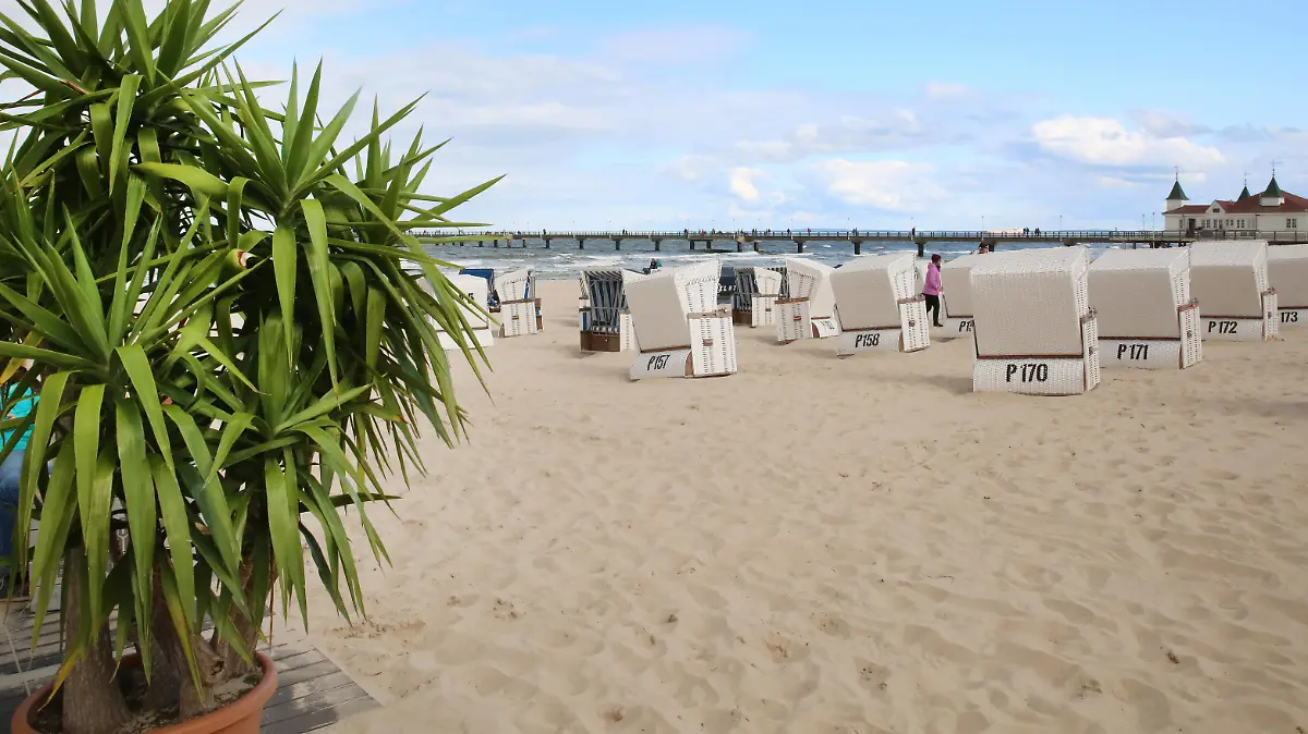 Blick am Montag 20.09.2021 auf den Strand im Ostseebad Ahlbeck Landkreis Vorpommern Greifswald Insel Usedom . In den Ostseebädern des Landes Mecklenburg Vorpommern zieht allmählich wieder etwas Ruhe ein. Die Strände sind nicht mehr so überfüllt und in den Restaurants ist es wieder leichter einen Platz zu finden. Dennoch ist noch immer überall der traditionelle Charme der Ostseebäder zu spüren. So flanieren derzeit insbesondere zahlreiche Rentner und Tagestouristen zwischen den Seebrücken und den sanierten Prachtbauten der Badeorte. *** View on Monday 20 09 2021 on the beach in the Baltic seaside resort Ahlbeck County Western Pomerania Greifswald Island Usedom In the Baltic seaside resorts of the country Mecklenburg Western Pomerania g 
