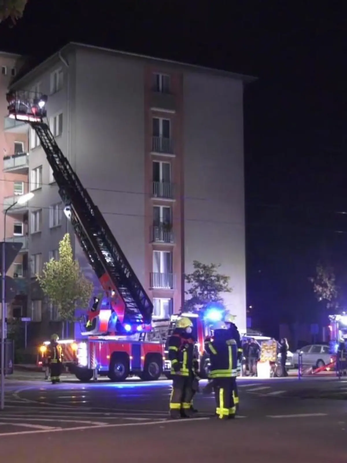 Feuerwehrleute mit Atemschutzgeräten durchsuchten die Wohnung im Stadtteil Sachsenhausen und fanden die leblose Frau. Alle 70 Bewohner des brennenden Mehrfamilienhauses mussten für die Löscharbeiten das Haus verlassen.