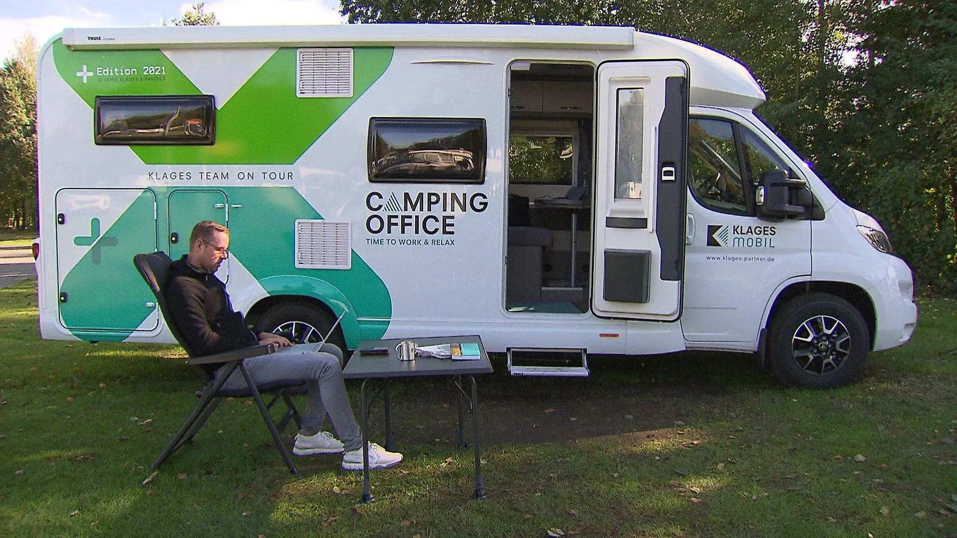 Markus Heeger vor dem Wohnmobil.