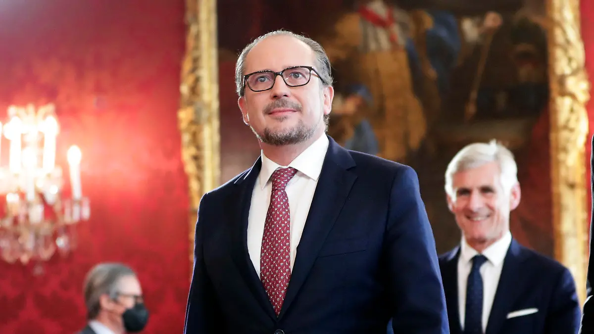 11.10.2021, Österreich, Vienna: Alexander Schallenberg, designierte Bundeskanzler von Österreich, betritt den Raum, bevor er von Bundespräsident Alexander Van der Bellen in der Präsidentschaftskanzlei vereidigt wird. Foto: Lisa Leutner/AP/dpa +++ dpa-Bildfunk +++