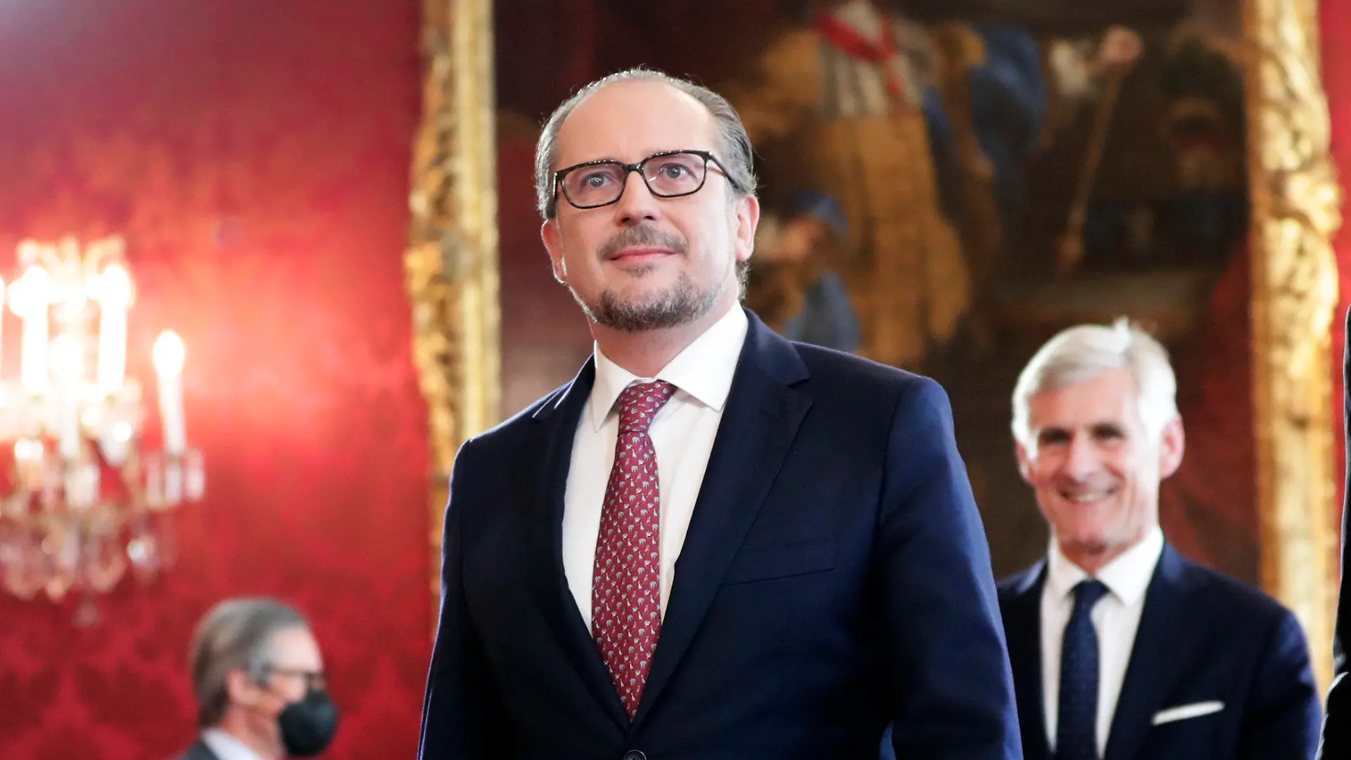 11.10.2021, Österreich, Vienna: Alexander Schallenberg, designierte Bundeskanzler von Österreich, betritt den Raum, bevor er von Bundespräsident Alexander Van der Bellen in der Präsidentschaftskanzlei vereidigt wird. Foto: Lisa Leutner/AP/dpa +++ dpa-Bildfunk +++