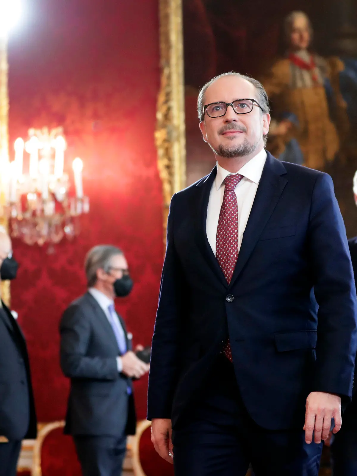 11.10.2021, Österreich, Vienna: Alexander Schallenberg, designierte Bundeskanzler von Österreich, betritt den Raum, bevor er von Bundespräsident Alexander Van der Bellen in der Präsidentschaftskanzlei vereidigt wird. Foto: Lisa Leutner/AP/dpa +++ dpa-Bildfunk +++