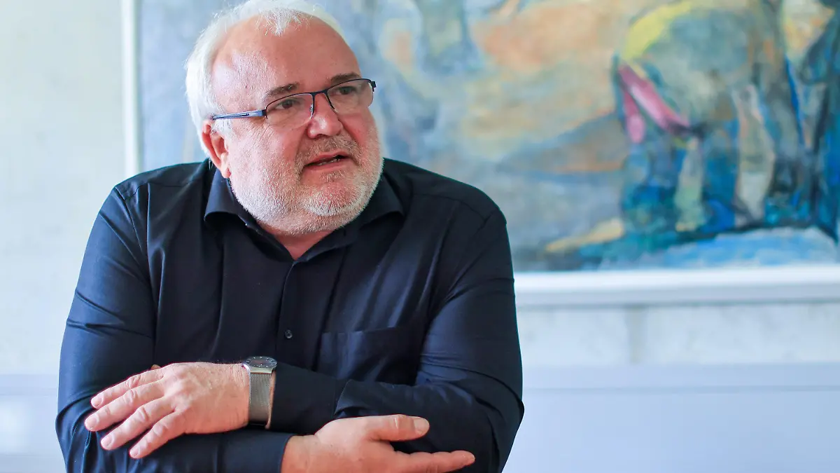 25.05.2023, Sachsen, Leipzig: Zoodirektor Jörg Junhold sitzt in seinem Büro im Leipziger Zoo. Der Leipziger Zoo steht seit einigen Tagen in scharfer Kritik. Dabei geht es auch um einen im März geschlachteten Zebra-Hengst, der vor Besucherinnen und Besuchern an Löwen verfüttert wurde. Vor der Tötung des 15 Jahre alten Tiers habe der Zoo ein Jahr lang versucht, den Hengst anderweitig unterzubringen. Dem Zoo nach ist in diesen Fällen die letzte Option, das Tier zu töten und dann an Raubtiere verfüttern. Foto: Jan Woitas/dpa +++ dpa-Bildfunk +++