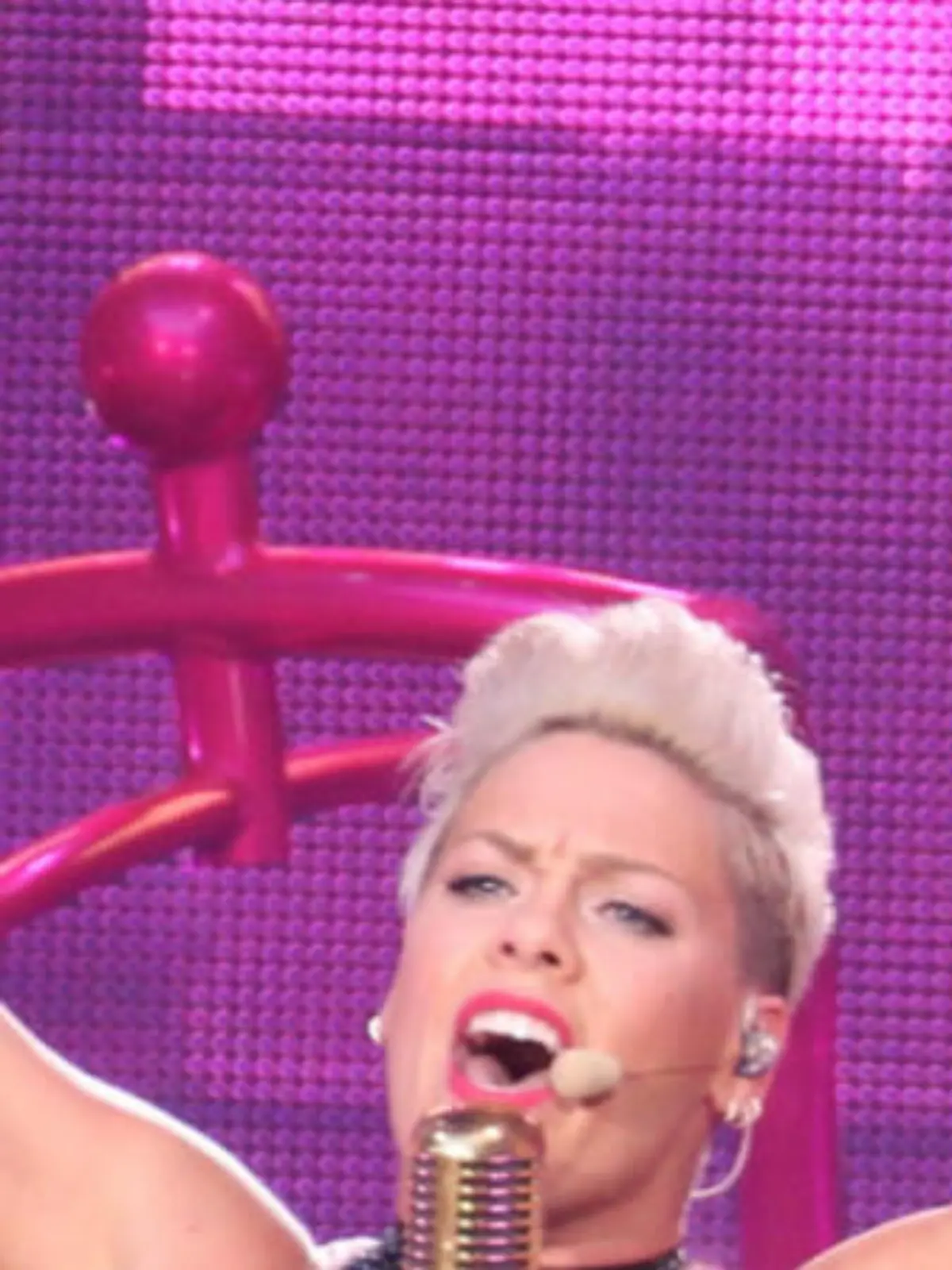Pink wurde als meistgespielte Künstlerin des 21. Jahrhunderts in Großbritannien geehrt