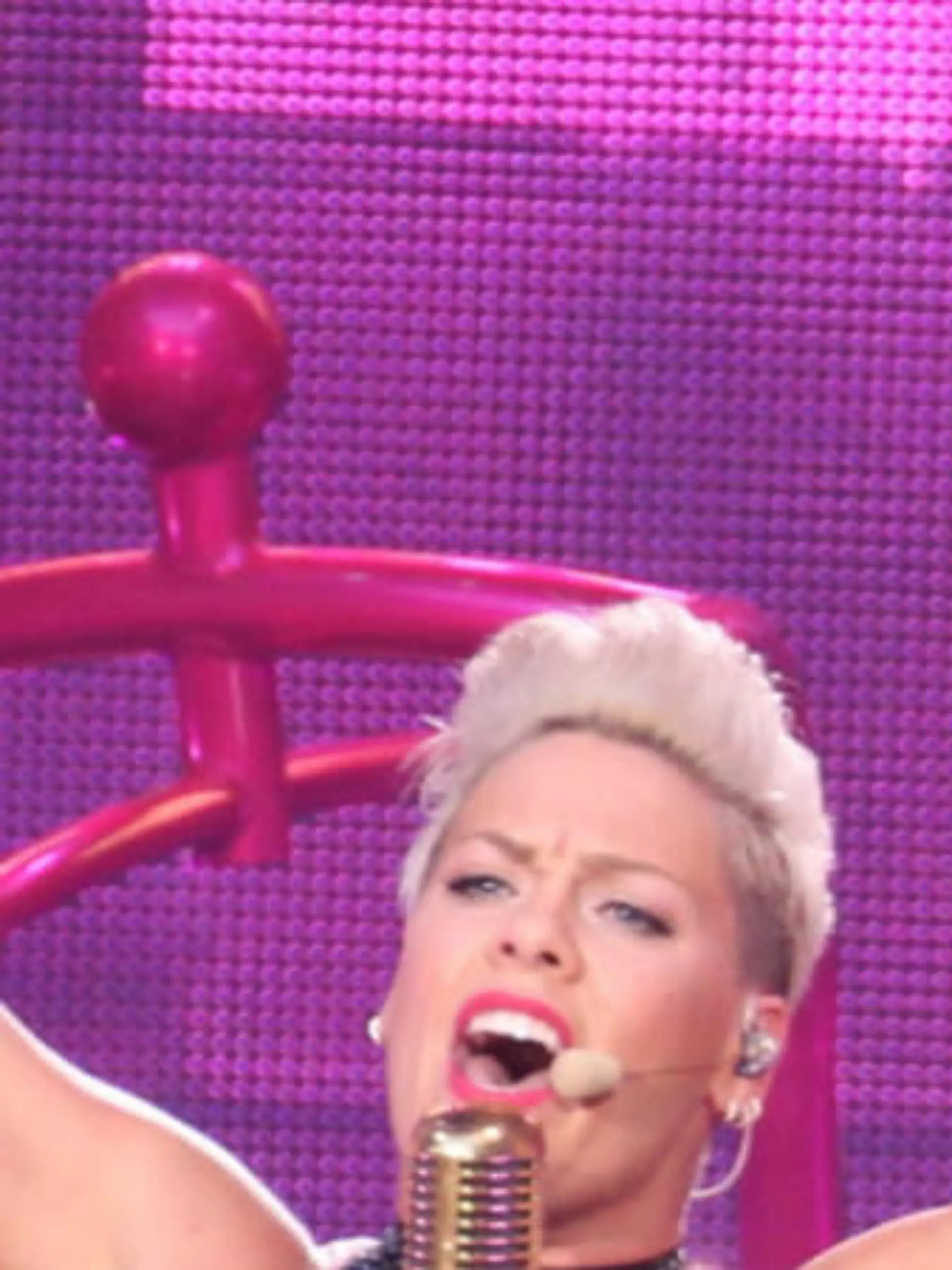Pink wurde als meistgespielte Künstlerin des 21. Jahrhunderts in Großbritannien geehrt