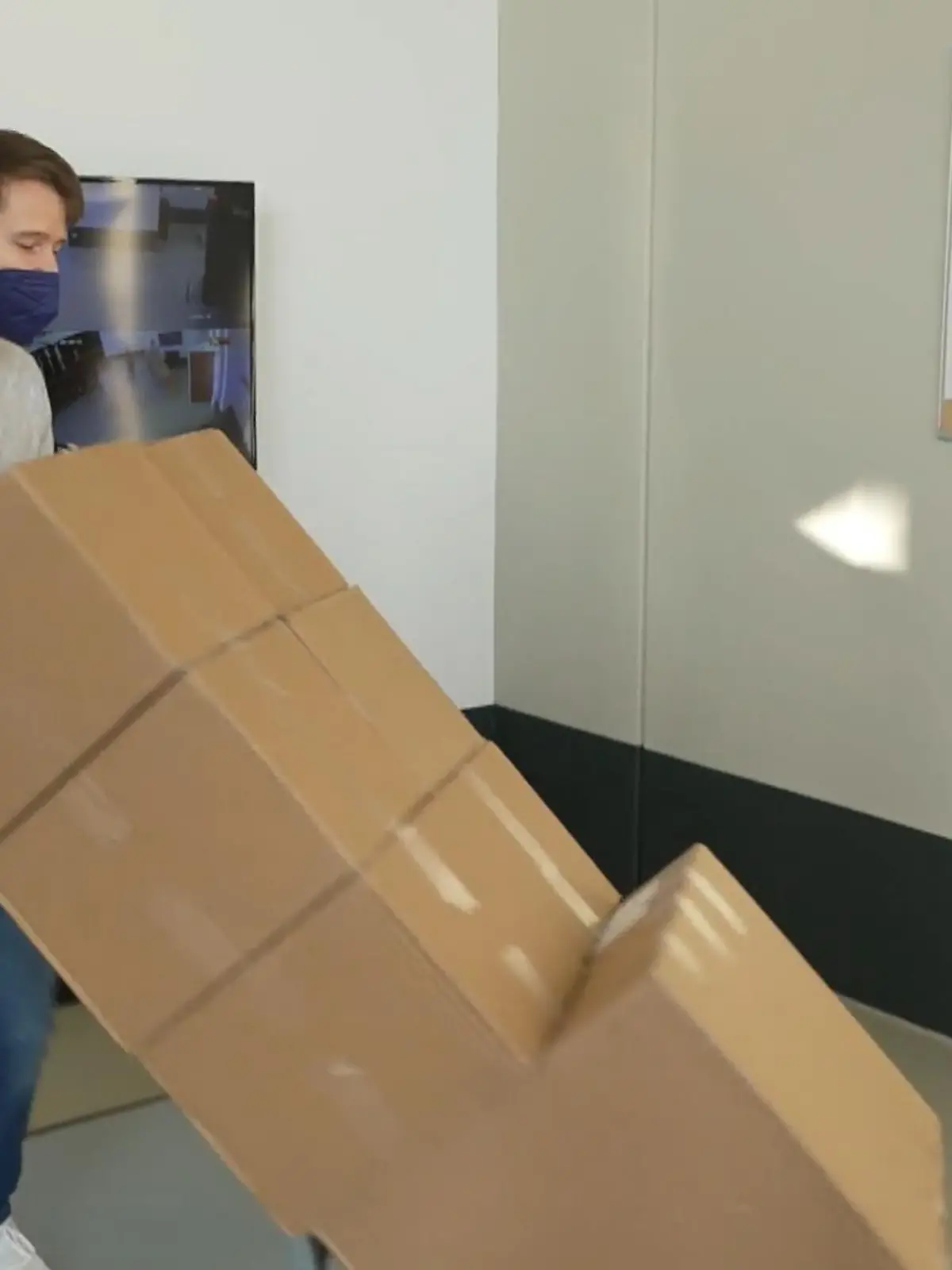 RTL-Reporter Max Hanke begleitet Paketzusteller Hans einen Tag bei seiner Arbeit. Und ziemlich schnell stellt er fest: Der Job als Paketote ist noch anstrengender, als man denken mag.