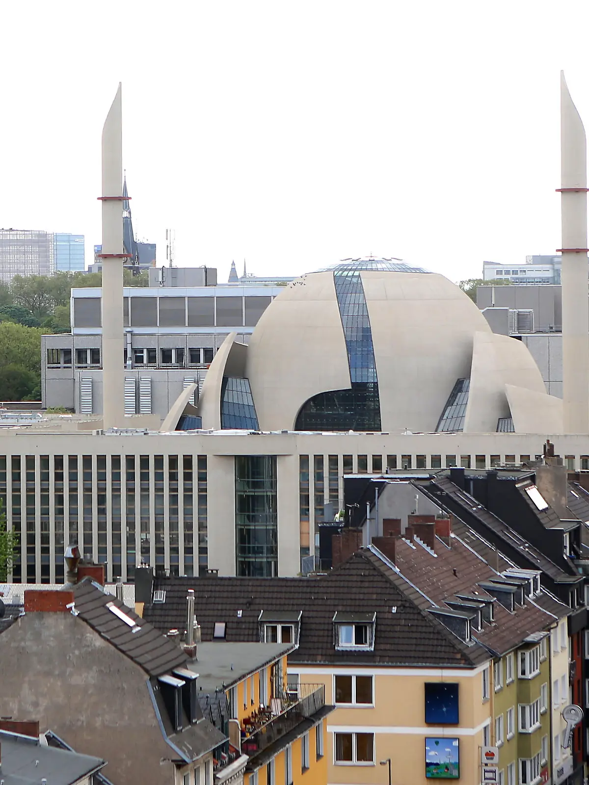 Der Neubau der Moschee in Köln an der Venloer Straße mit dem Kölner Dom im Hintergrund links