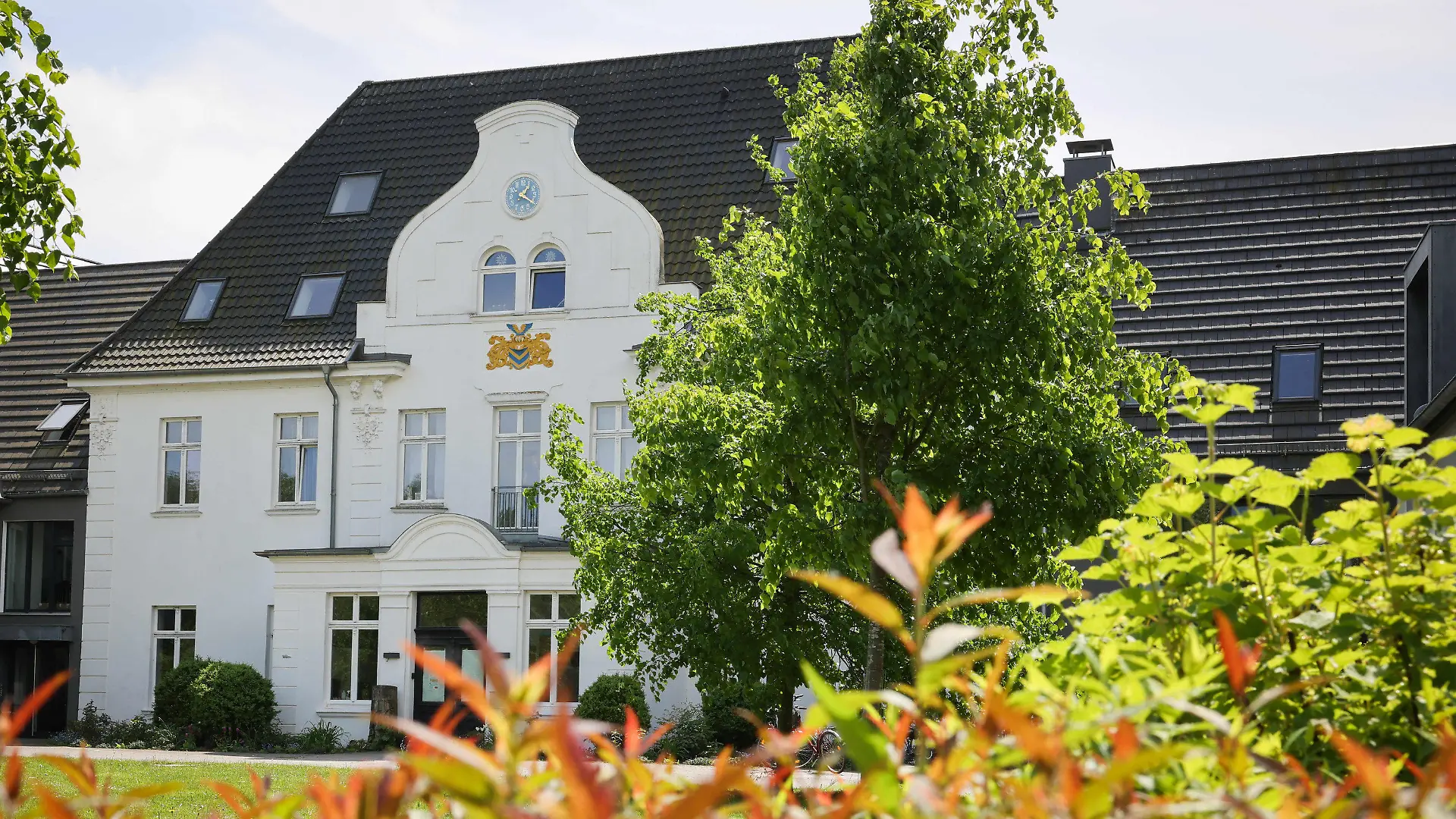 22.05.2023, Schleswig-Holstein, Lübeck: Blick auf ein ehemaliges Gutshaus bei Lübeck mit der Freien Dorfschule Lübeck im Erdgeschoss. Wegen einer Häufung von Ungereimtheiten hat das Bildungsministerium die Freie Dorfschule Lübeck, in der rund 50 Kinder und Jugendliche angemeldet sind, geschlossen. (Zu dpa: "Viele Ungereimtheiten: Ministerium schließt Privatschule") Foto: Christian Charisius/dpa +++ dpa-Bildfunk +++
