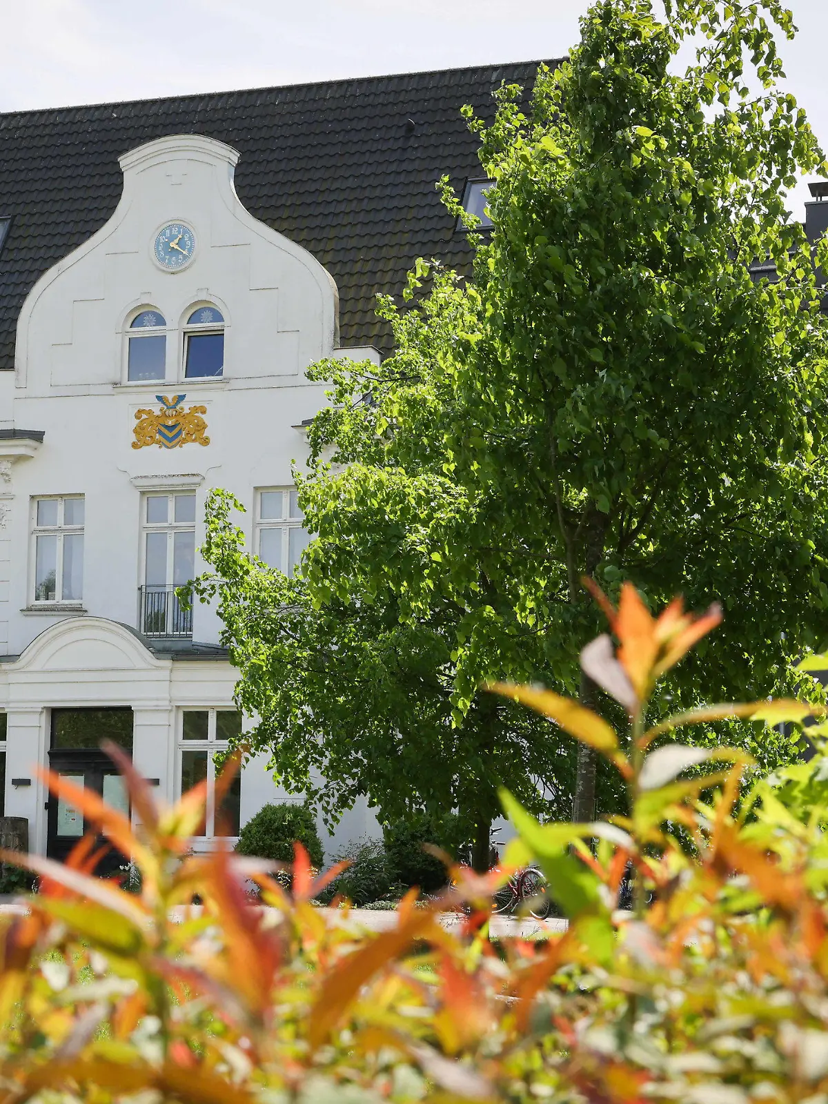 22.05.2023, Schleswig-Holstein, Lübeck: Blick auf ein ehemaliges Gutshaus bei Lübeck mit der Freien Dorfschule Lübeck im Erdgeschoss. Wegen einer Häufung von Ungereimtheiten hat das Bildungsministerium die Freie Dorfschule Lübeck, in der rund 50 Kinder und Jugendliche angemeldet sind, geschlossen. (Zu dpa: "Viele Ungereimtheiten: Ministerium schließt Privatschule") Foto: Christian Charisius/dpa +++ dpa-Bildfunk +++