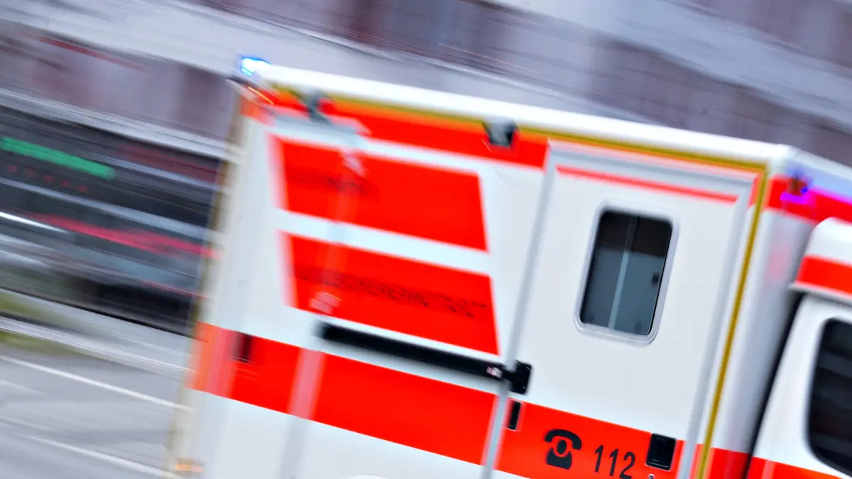 ARCHIV - ILLUSTRATION - Ein Rettungswagen fährt am 17.02.2014 in München mit Blaulicht (Aufnahme mit langer Belichtungszeit). In Hessen sollen nach der Vorgabe des Rettungsgesetzes zwischen dem Notruf und dem Eintreffen der Rettungsfahrzeuge am Einsatzort nicht mehr als zehn Minuten vergehen. (zu dpa «In zehn Minuten vor Ort - Rettungsdienste kämpfen mit Hilfsfrist» vom 22.02.2017) Foto: Nicolas Armer/dpa +++(c) dpa - Bildfunk+++