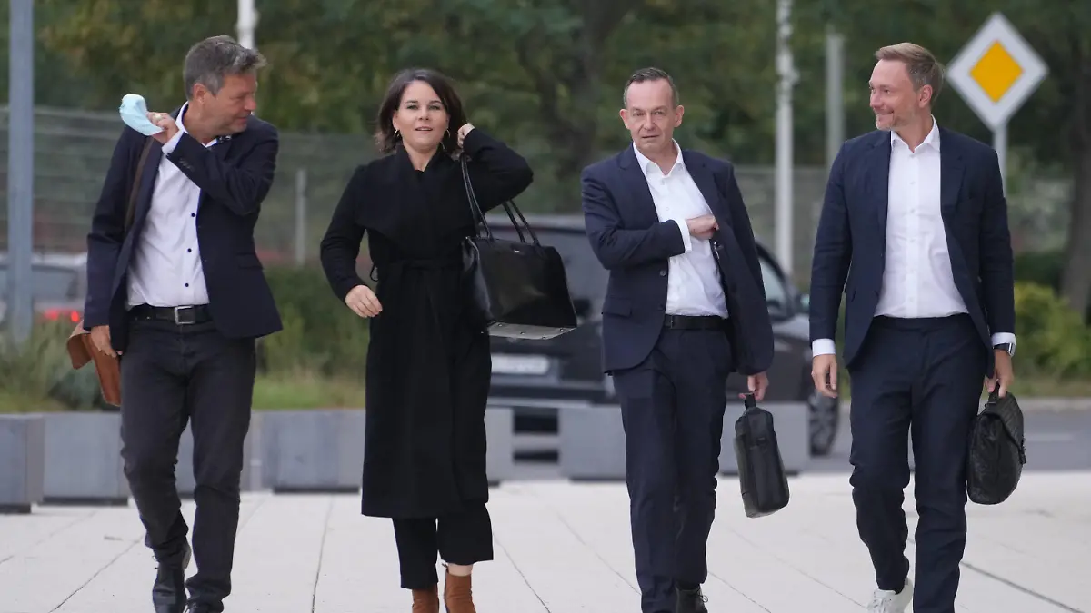 11.10.2021, Berlin: Robert Habeck (l-r), Bundesvorsitzender Grünen, Annalena Baerbock, Grünen-Kanzlerkandidatin und Bundesvorsitzende, Volker Wissing, rheinland-pfälzischer Minister für Wirtschaft, Verkehr, Landwirtschaft und Weinbau und FDP-Generalsekretär, und Christian Lindner, Bundesvorsitzender der FDP, kommen zu dem Tagungsort für die Sondierungsgespräche. Heute beraten die SPD mit der FDP und Bündnis 90/Die Grünen zur Bildung einer neuen Bundesregierung nach der Bundestagswahl. Foto: Kay Nietfeld/dpa +++ dpa-Bildfunk +++