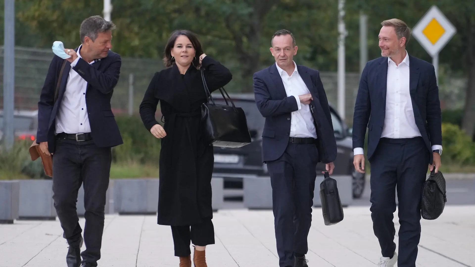 11.10.2021, Berlin: Robert Habeck (l-r), Bundesvorsitzender Grünen, Annalena Baerbock, Grünen-Kanzlerkandidatin und Bundesvorsitzende, Volker Wissing, rheinland-pfälzischer Minister für Wirtschaft, Verkehr, Landwirtschaft und Weinbau und FDP-Generalsekretär, und Christian Lindner, Bundesvorsitzender der FDP, kommen zu dem Tagungsort für die Sondierungsgespräche. Heute beraten die SPD mit der FDP und Bündnis 90/Die Grünen zur Bildung einer neuen Bundesregierung nach der Bundestagswahl. Foto: Kay Nietfeld/dpa +++ dpa-Bildfunk +++