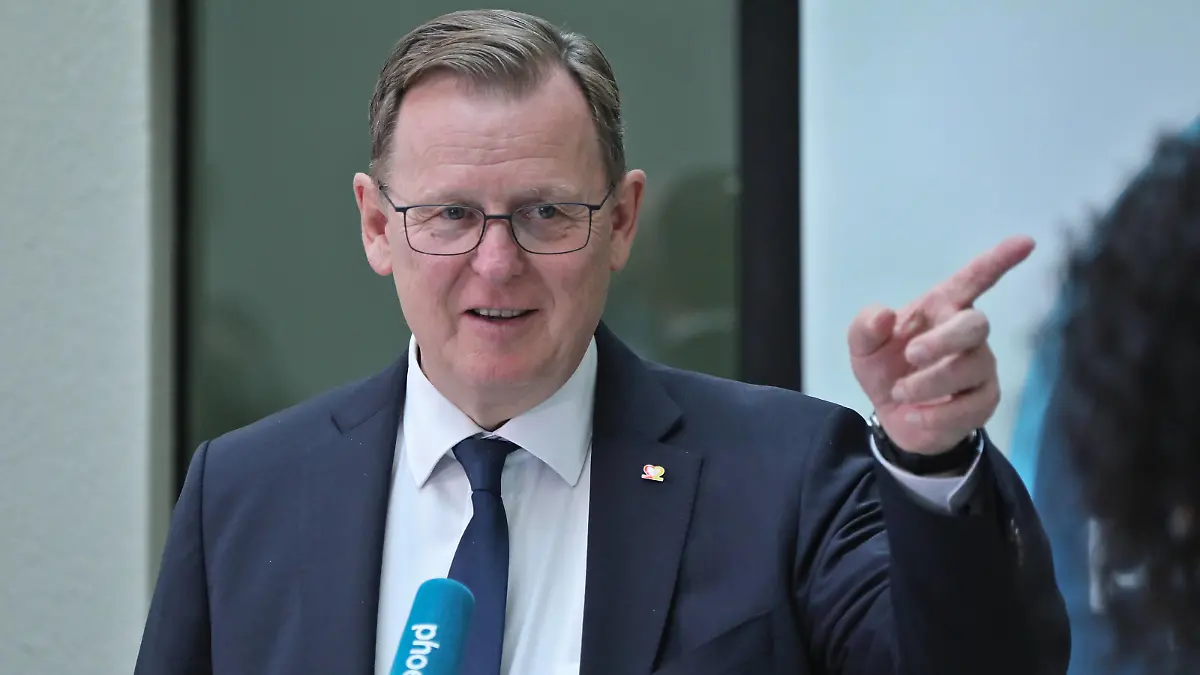 News Bilder des Tages Bodo Ramelow, Ministerpräsident des Freistaates Thüringen, im Bundesrat ein Interview gebend Bodo Ramelow, Ministerpräsident des Freistaates Thüringen, im Bundesrat ein Interview gebend Berlin Bundesrat Berlin GER *** Bodo Ramelow, Minister President of the Free State of Thuringia, giving an interview in the Bundesrat Bodo Ramelow, Minister President of the Free State of Thuringia, giving an interview in the Bundesrat Berlin Bundesrat Berlin GER