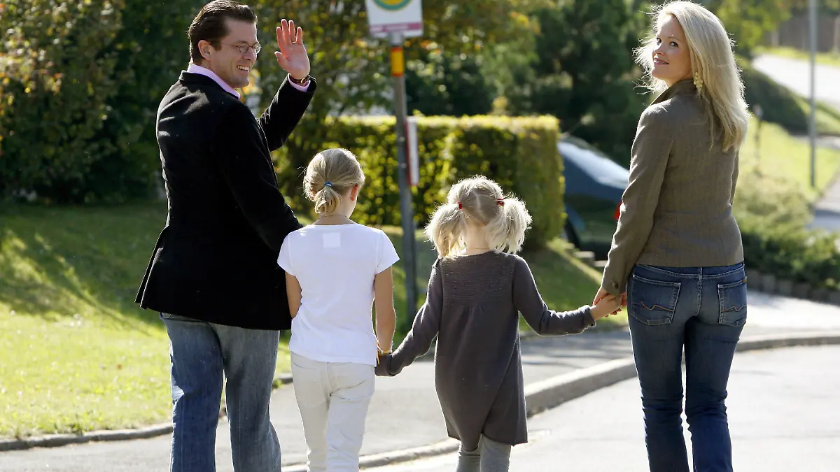 ARCHIV - Der damalige Bundeswirtschaftsminister Karl-Theodor zu Guttenberg (CSU) winkt, als er mit seinen zwei Töchtern und seiner Frau Stephanie am 27.09.2009 das Gemeindehaus in Guttenberg (Oberfranken) verlässt, wo er zuvor seine Stimme bei der Bundestagswahlen abgegeben hat. Der frühere Verteidigungsminister Karl-Theodor zu Guttenberg zieht in den nächsten Wochen mit seiner Familie in die USA. Das bestätigte seine Frau Stephanie zu Guttenberg der «Bild»-Zeitung (Dienstagsausgabe vom 16.08.2011). Nach ihren Angaben will die Familie an der Ostküste der USA leben. Foto: Daniel Karmann dpa (zu Medien-Info dpa 1377 am 15.08.2011) +++(c) dpa - Bildfunk+++