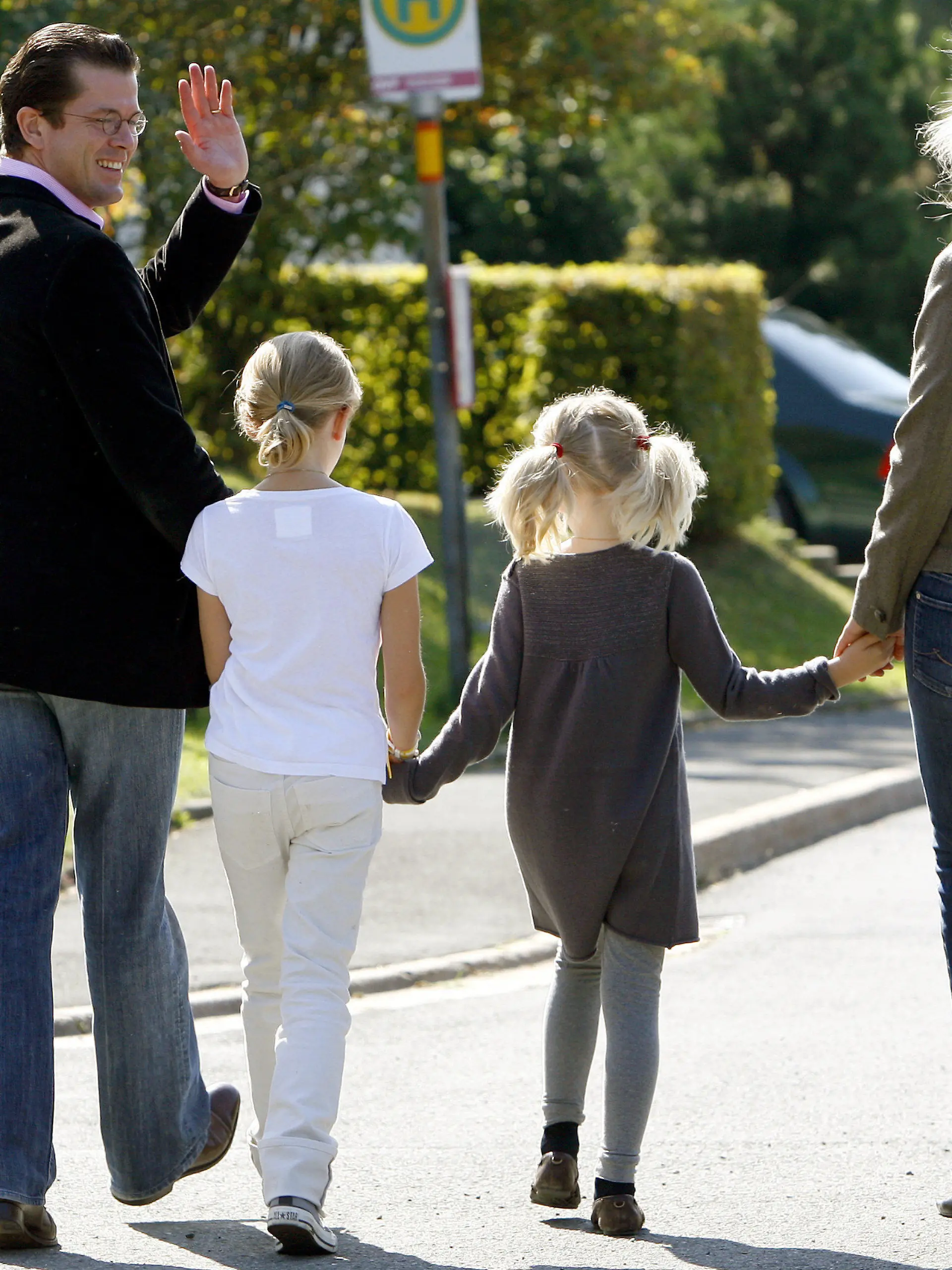 ARCHIV - Der damalige Bundeswirtschaftsminister Karl-Theodor zu Guttenberg (CSU) winkt, als er mit seinen zwei Töchtern und seiner Frau Stephanie am 27.09.2009 das Gemeindehaus in Guttenberg (Oberfranken) verlässt, wo er zuvor seine Stimme bei der Bundestagswahlen abgegeben hat. Der frühere Verteidigungsminister Karl-Theodor zu Guttenberg zieht in den nächsten Wochen mit seiner Familie in die USA. Das bestätigte seine Frau Stephanie zu Guttenberg der «Bild»-Zeitung (Dienstagsausgabe vom 16.08.2011). Nach ihren Angaben will die Familie an der Ostküste der USA leben. Foto: Daniel Karmann dpa (zu Medien-Info dpa 1377 am 15.08.2011)  +++(c) dpa - Bildfunk+++