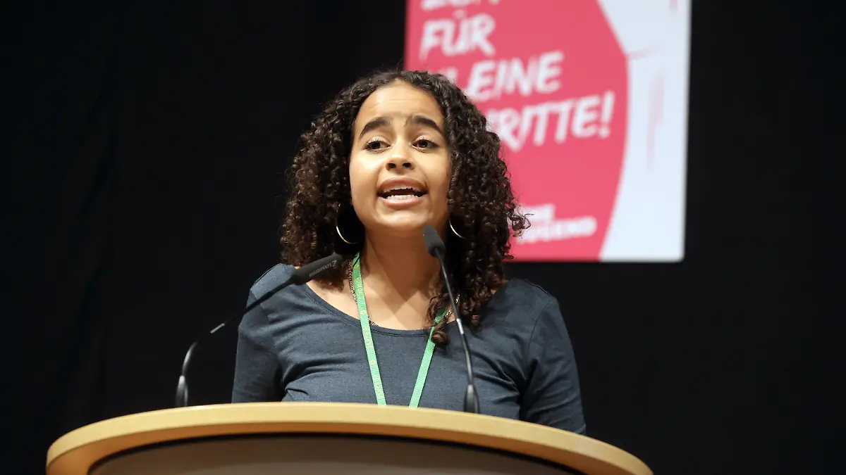 09.10.2021, Thüringen, Erfurt: Sarah-Lee Heinrich, neue Bundessprecherin der  Grünen Jugend, spricht beim 55. Bundeskongress der Grünen Jugend unter dem Motto "Keine Zeit für kleine Schritte - Zukunft erkämpfen". Foto: Bodo Schackow/dpa-Zentralbild/dpa +++ dpa-Bildfunk +++