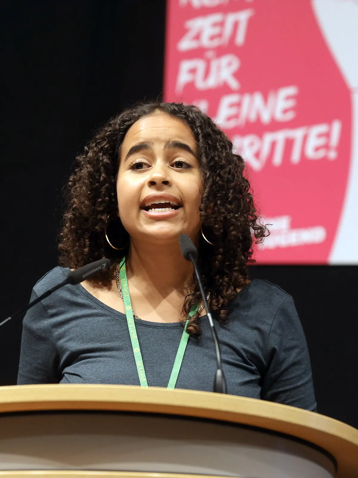 09.10.2021, Thüringen, Erfurt: Sarah-Lee Heinrich, neue Bundessprecherin der  Grünen Jugend, spricht beim 55. Bundeskongress der Grünen Jugend unter dem Motto "Keine Zeit für kleine Schritte - Zukunft erkämpfen". Foto: Bodo Schackow/dpa-Zentralbild/dpa +++ dpa-Bildfunk +++