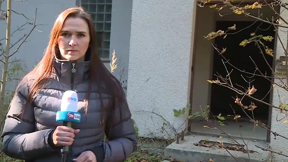 Eine tschechische Reporterin steht vor einem verlassenen Haus. Hier soll Julia zuletzt gesehen worden sein.