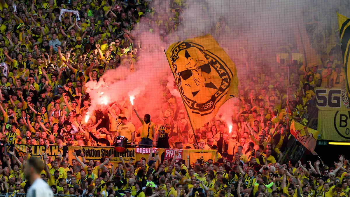 Dortmunder Fans zuenden auf der Suedtribuene Feuerwerk, Pyrotechnik, Pyro, Bengalos, bengalische Lichter, Rauch, Rauchbombe, Fussball 1. Bundesliga, 32. Spieltag, Borussia Dortmund (DO) - Borussia Moenchengladbach (MG) 5:2, am 13.05.2023 in Dortmund/ Deutschland.