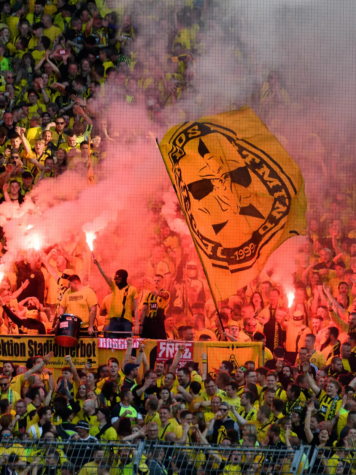 Dortmunder Fans zuenden auf der Suedtribuene Feuerwerk, Pyrotechnik, Pyro, Bengalos, bengalische Lichter, Rauch, Rauchbombe, Fussball 1. Bundesliga, 32. Spieltag, Borussia Dortmund (DO) - Borussia Moenchengladbach (MG) 5:2, am 13.05.2023 in Dortmund/ Deutschland.