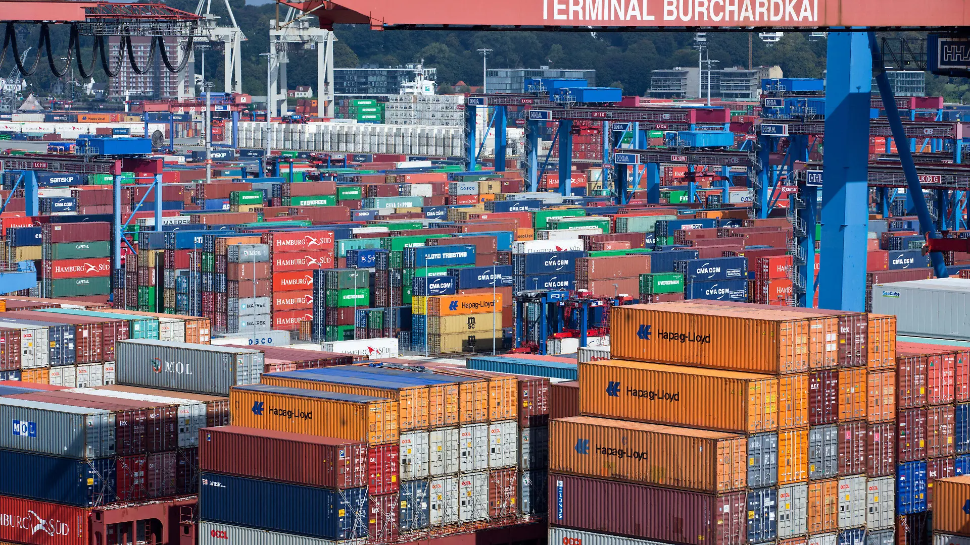 ARCHIV - Das Containerschiff Frankfurt Express (vorne) der Reederei Hapag-Lloyd liegt am 25.08.2014 am Terminal Burchardkai (CTB) im Hafen von Hamburg. Die Deutschen fürchten sich vor steigenden Lebenshaltungskosten, Naturkatastrophen, pflegebedüftigkeit im Alter, einer schwächelnden Wirtschaft und schwerer Krankheit. Foto: Christian Charisius/dpa (zu dpa Berichterstattung über die Studie "Die Ängste der Deutschen 2014" vom 04.09.2014) +++(c) dpa - Bildfunk+++