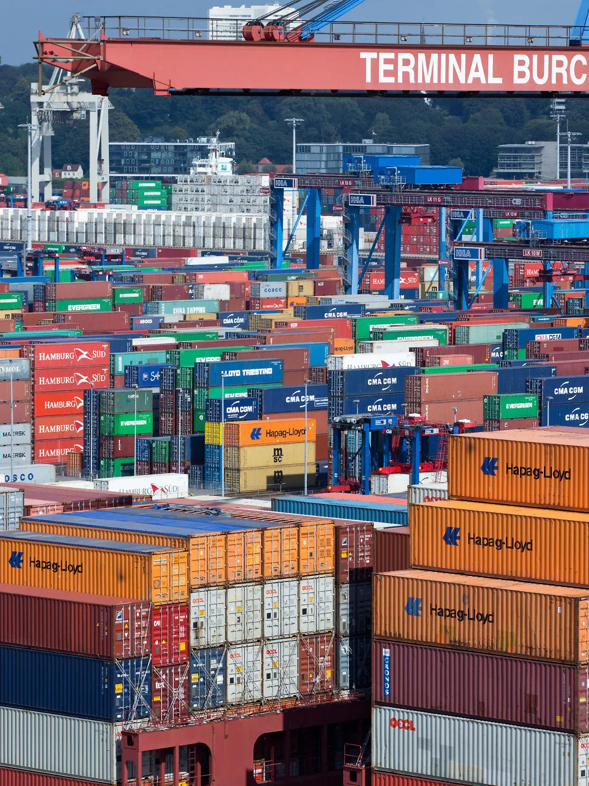 ARCHIV - Das Containerschiff Frankfurt Express (vorne) der Reederei Hapag-Lloyd liegt am 25.08.2014 am Terminal Burchardkai (CTB) im Hafen von Hamburg. Die Deutschen fürchten sich vor steigenden Lebenshaltungskosten, Naturkatastrophen, pflegebedüftigkeit im Alter, einer schwächelnden Wirtschaft und schwerer Krankheit.   Foto: Christian Charisius/dpa     (zu dpa Berichterstattung über die Studie "Die Ängste der Deutschen 2014" vom 04.09.2014) +++(c) dpa - Bildfunk+++