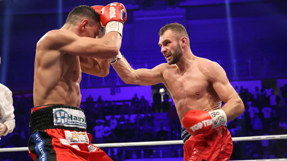  Boxen: SES-Boxgala, Magdeburg, 19.07.2021 IBO-Weltmeisterschaft: Robin Krasniqi GER - Dominic Bösel GER Magdeburg Germany *** Boxing SES Boxgala, Magdeburg, 19 07 2021 IBO World Championship Robin Krasniqi GER Dominic Bösel GER Magdeburg Germany