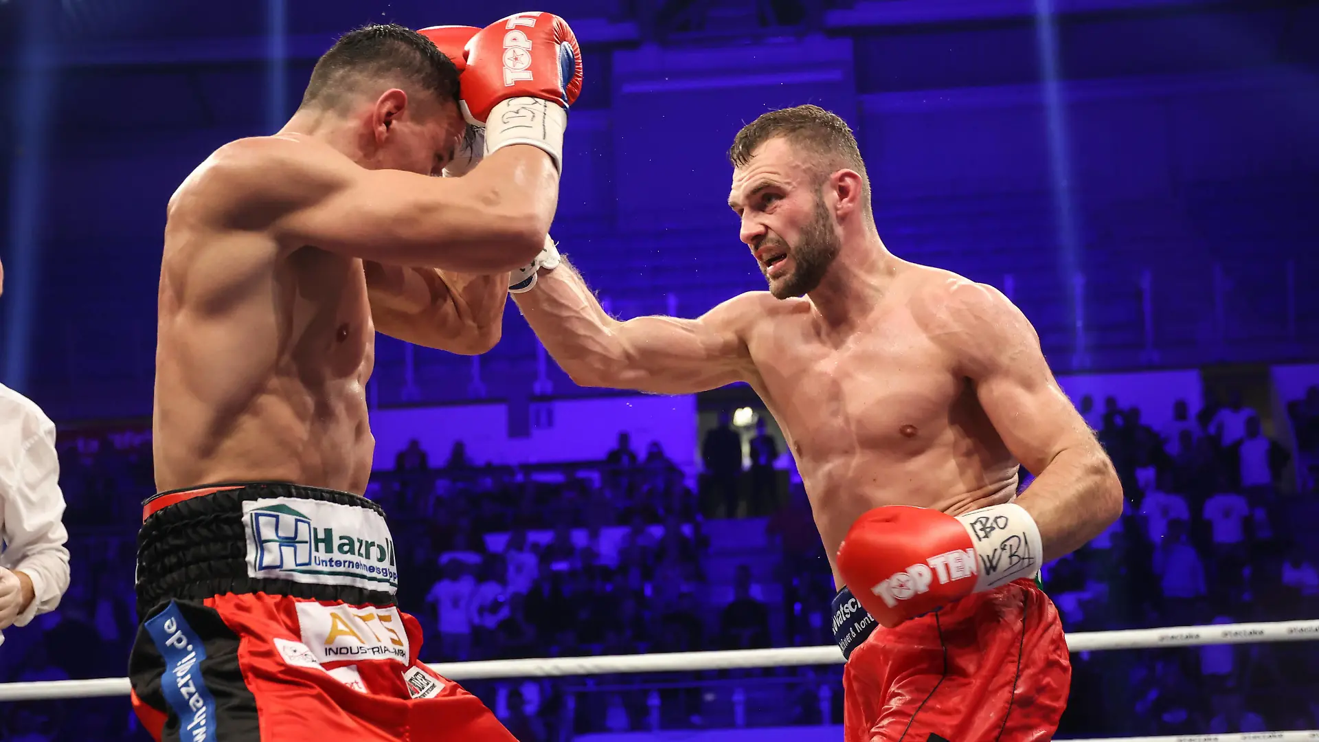  Boxen: SES-Boxgala, Magdeburg, 19.07.2021 IBO-Weltmeisterschaft: Robin Krasniqi GER - Dominic Bösel GER Magdeburg Germany *** Boxing SES Boxgala, Magdeburg, 19 07 2021 IBO World Championship Robin Krasniqi GER Dominic Bösel GER Magdeburg Germany
