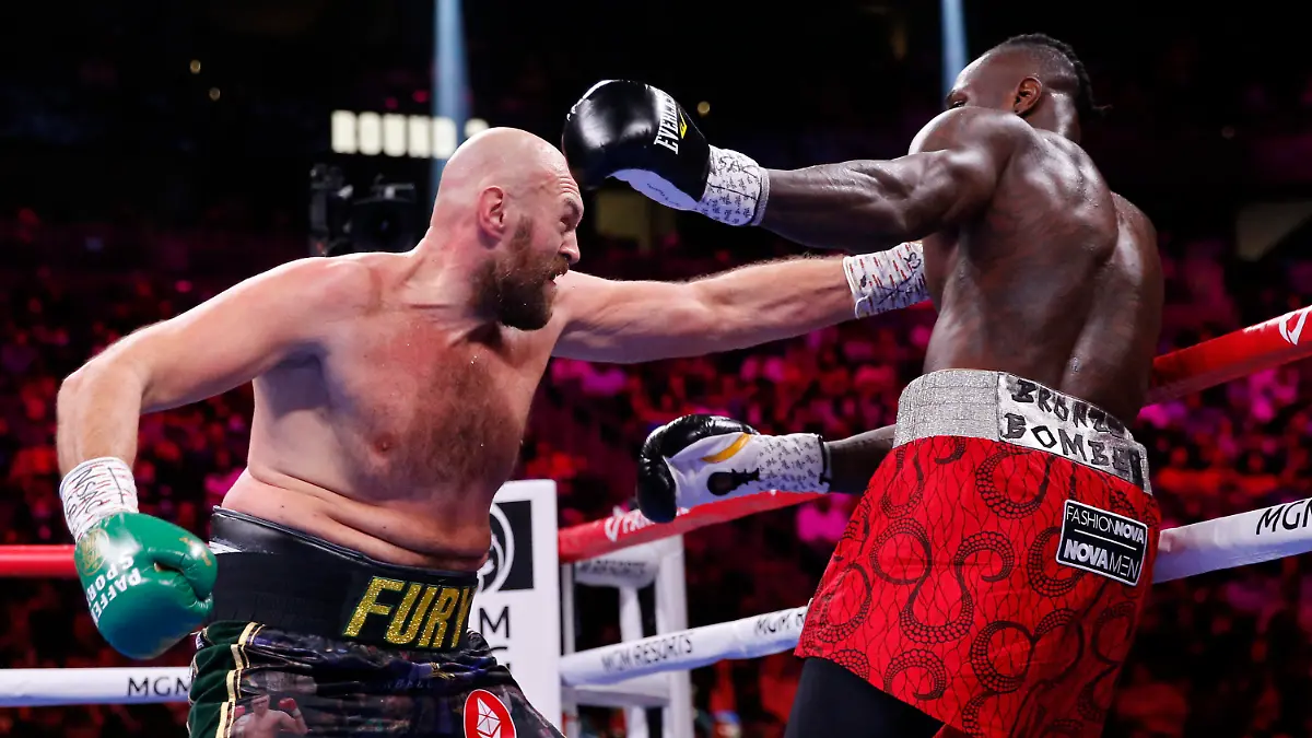 dpatopbilder - 10.10.2021, USA, Las Vegas: Boxen: Profis, Schwergewicht, Fury (Großbritannien) - Wilder (USA). Tyson Fury (l) und Deontay Wilder in Aktion. Foto: Chase Stevens/FR171365 AP/dpa +++ dpa-Bildfunk +++