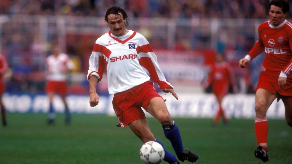 Bildnummer: 04024820  Datum: 05.05.1991  Copyright: imago/Kicker/Liedel
Jan Furtok (HSV, li.) gegen Stefan Reuter (Bayern); Hamburger SV - FC Bayern München 2:3, Vdia, quer, Duell DEUTSCHSPRACHIGE SPORTZEITSCHRIFTEN UND -ZEITUNGEN NUR NACH RÜCKSPRACHE 1990/1991 Hamburg Dynamik,  Fußball 1. BL Herren Mannschaft Deutschland Gruppenbild Aktion Personen

Image number 04024820 date 05 05 1991 Copyright imago Kicker Liedel Jan Furtok HSV left against Stefan Reuter Bavaria Hamburg SV FC Bavaria Munich 2 3 Vdia horizontal Duel GERMAN-SPEAKING SPORTZEITSCHRIFTEN and Newspapers only After Consultation 1990 1991 Hamburg Dynamics Football 1 BL men Team Germany Group photo Action shot Human Beings 