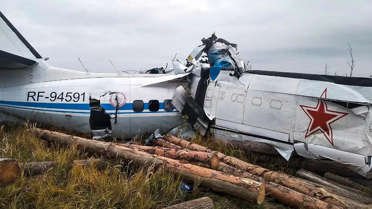 HANDOUT - 10.10.2021, Russland, Menselinsk: Das vom Pressedienst des russischen Ministeriums für Notfallsituationen zur Verfügung gestellte Foto zeigt das Wrack des leichten zweimotorigen Transportflugzeugs des Typs L-410. Nach dem Absturz eines Transportflugzeugs in der russischen Teilrepublik Tatarstan sind mehrere Menschen ums Leben gekommen. Foto: Uncredited/Russian Emergency Ministry Press Service/AP/dpa - ACHTUNG: Nur zur redaktionellen Verwendung und nur mit vollständiger Nennung des vorstehenden Credits +++ dpa-Bildfunk +++