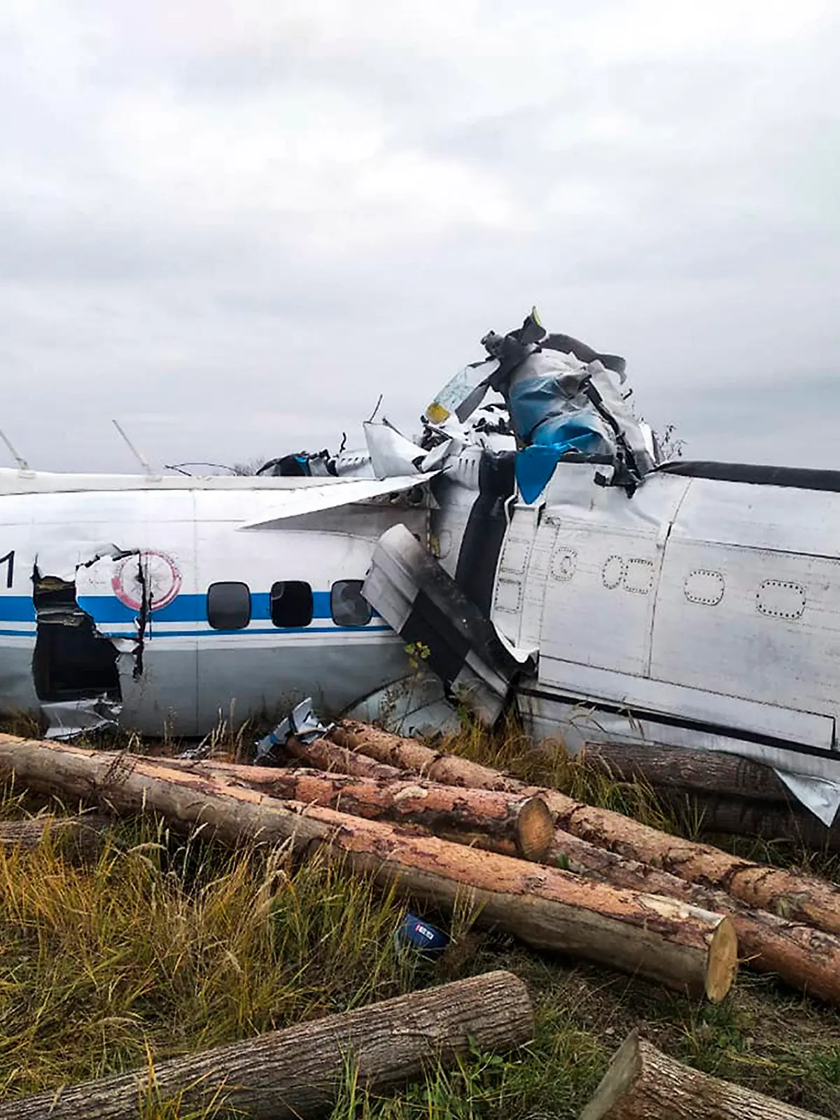 HANDOUT - 10.10.2021, Russland, Menselinsk: Das vom Pressedienst des russischen Ministeriums für Notfallsituationen zur Verfügung gestellte Foto zeigt das Wrack des leichten zweimotorigen Transportflugzeugs des Typs L-410. Nach dem Absturz eines Transportflugzeugs in der russischen Teilrepublik Tatarstan sind mehrere Menschen ums Leben gekommen. Foto: Uncredited/Russian Emergency Ministry Press Service/AP/dpa - ACHTUNG: Nur zur redaktionellen Verwendung und nur mit vollständiger Nennung des vorstehenden Credits +++ dpa-Bildfunk +++