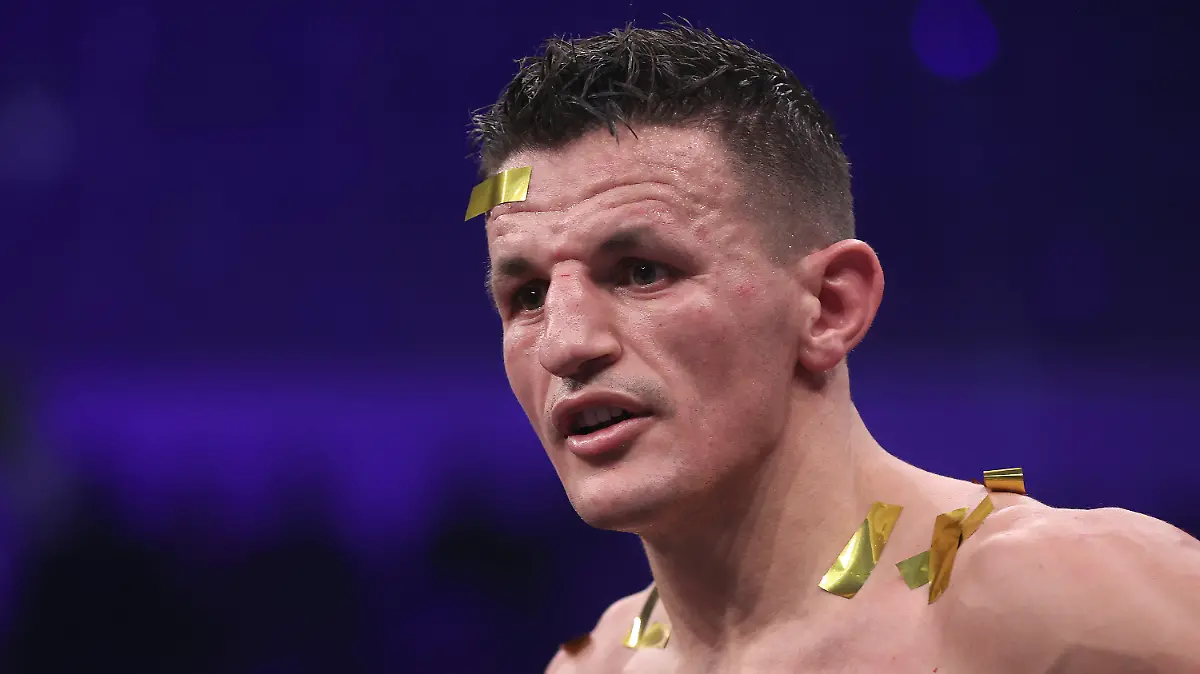 10.10.2021, Sachsen-Anhalt, Magdeburg: Boxen: Weltmeisterschaft im Halbschwergewicht, IBO, WBA (Interim), Krasniqi (Gersthofen) - Bösel (Freyburg). Titelverteidiger Robin Krasniqi steht enttäuscht im Ring. Krasniqi verlor den WM-Kampf gegen Dominic Bösel nach Punkten. Foto: Ronny Hartmann/dpa +++ dpa-Bildfunk +++