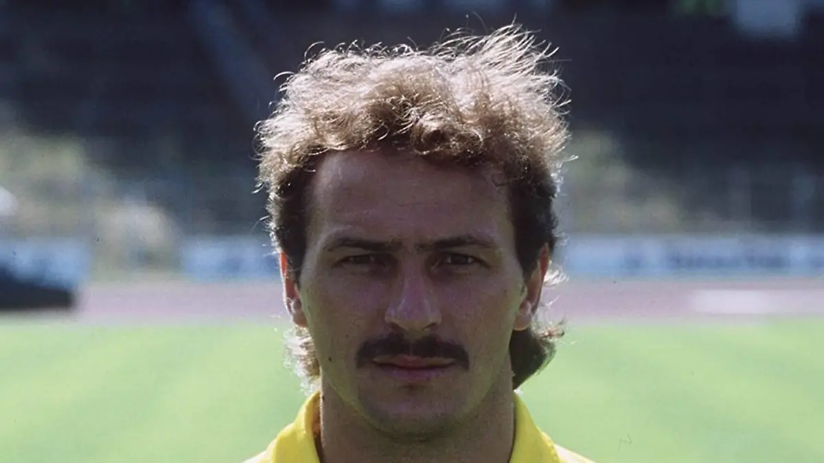 Bildnummer: 09311553  Datum: 01.07.1994  Copyright: imago/teutopress
Jan Furtok 07/94 am Mann Fußball hoch halb neutral stehend dunkelhaarig Trikot sportlich Schnäuzer ; Porträttermin Vorstellung POrträt Pressetermin x0x xub 1994 hoch 

Image number 09311553 date 01 07 1994 Copyright imago teutopress Jan Furtok 07 94 at Man Football vertical half Neutral standing Dunkelhaarig Jersey sporty Schnäuzer Portrait session presentation Portrait Press call x0x xub 1994 vertical  
